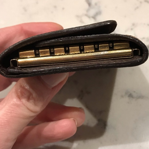 Louis Vuitton 6 key holder - Picture 4 of 8
